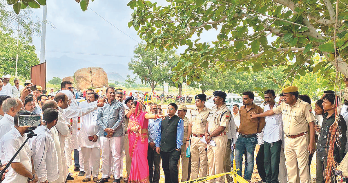 Cong’s 3-member committee visits ashram, assures help